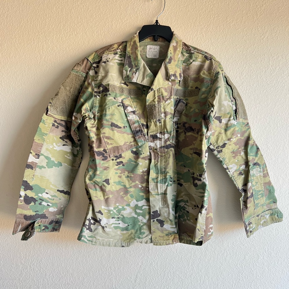 US Army Combat Uniform Coat Size Medium   Regular Unisex SPM1C1-12-D-1063